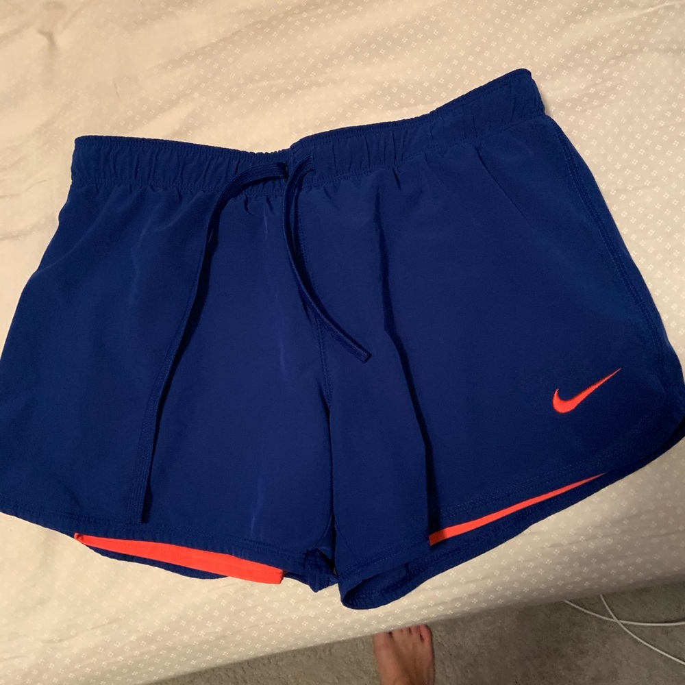 Women’s Nike 2-in-1 rubbing shorts
